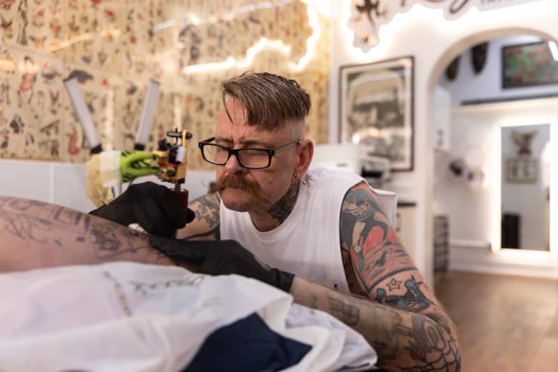 Derek Thunders tattooing at Rogers Tatooart