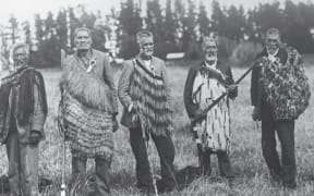 All but one of the Māori veterans of the Waikato War shown here were said to have fought at Ōrākau. They are (left to right) Te Wairoa Piripi, Hekiera Te Rangai, Huihi Pou-Patate, Te Huia Raureti, Mahu Te Mona, and Te Wharerangi Parekawa.