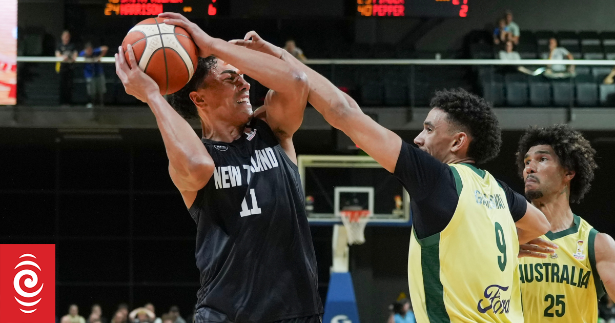Fans frustrated as tense Tall Blacks loss to Australia cuts out on screen
