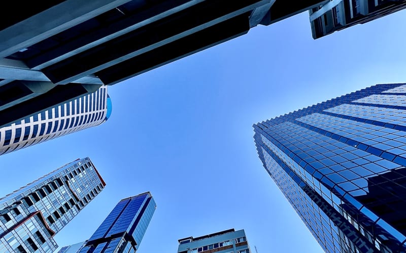 Man arrested after parachuting off two Auckland buildings | RNZ