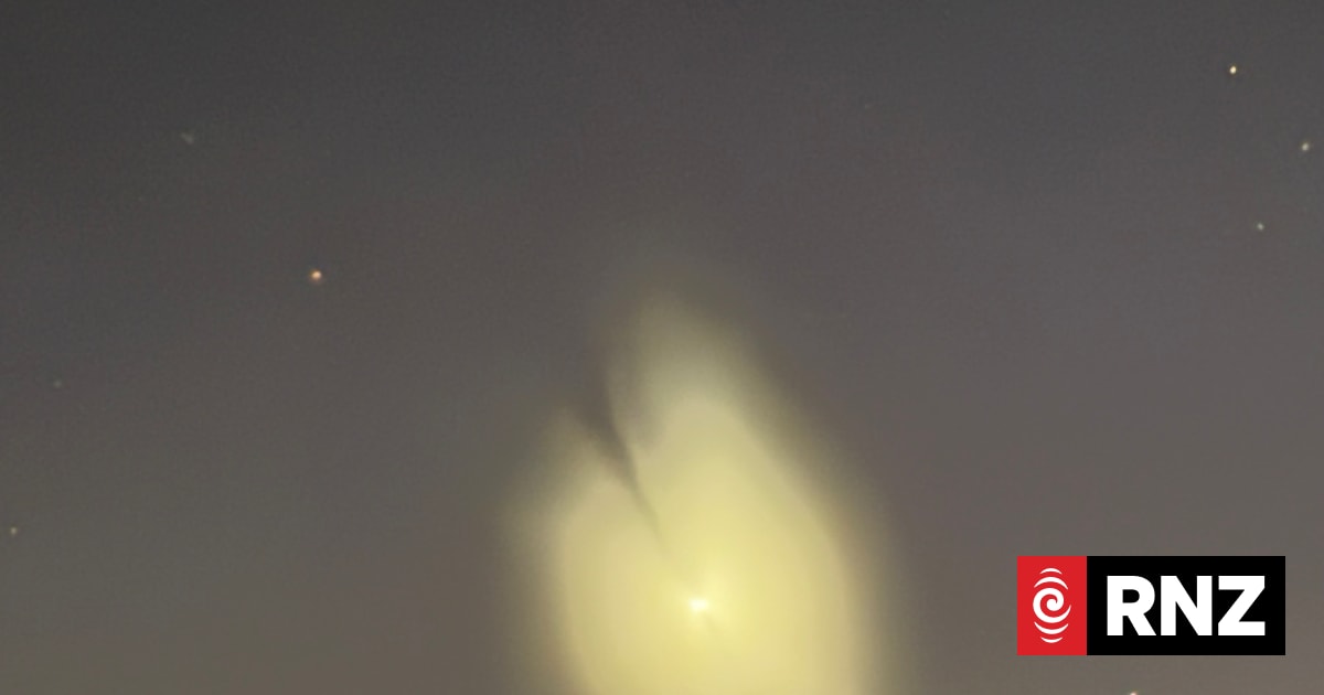 China's Long March 12 rocket photographed in Lauder | RNZ