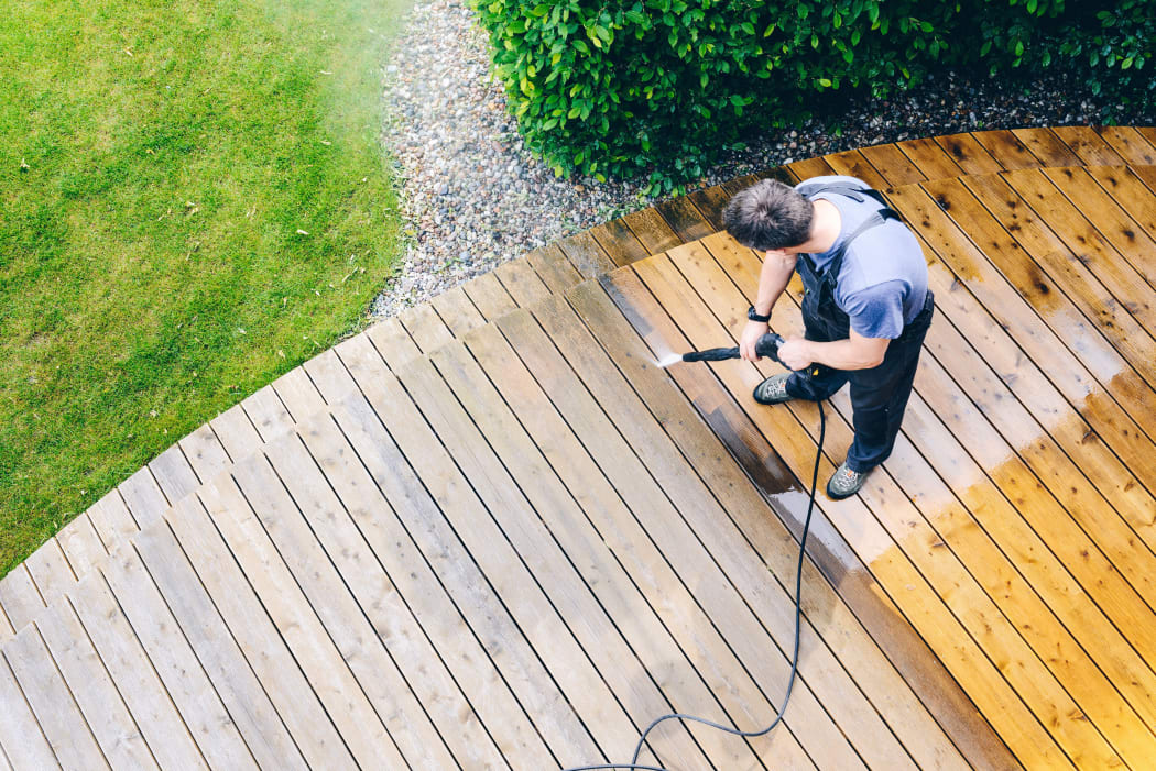 High pressure water cleaning at house deck, waterblast, waterblasting.