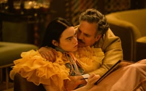 Emma Stone and Mark Ruffalo in POOR THINGS. Photo by Atsushi Nishijima. Courtesy of Searchlight Pictures. © 2023 Searchlight Pictures All Rights Reserved.