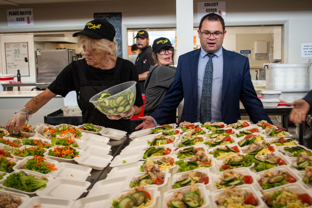 Tangi Utikere visits the Healthy Lunches project at Freyberg High School