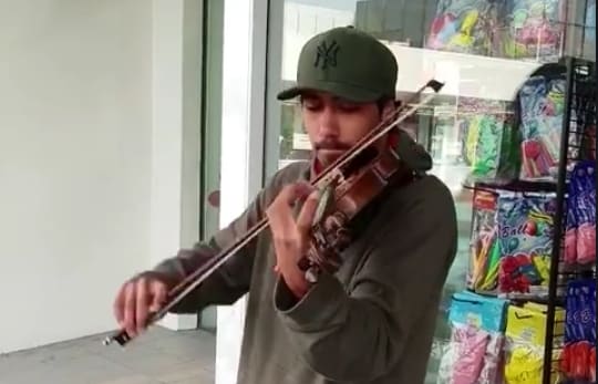 Violinist Richard Taylor busking