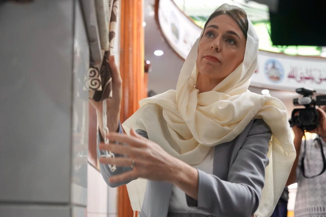 Jacinda Ardern unveils a memorial plaque at Lautoka Jame Masjid.
