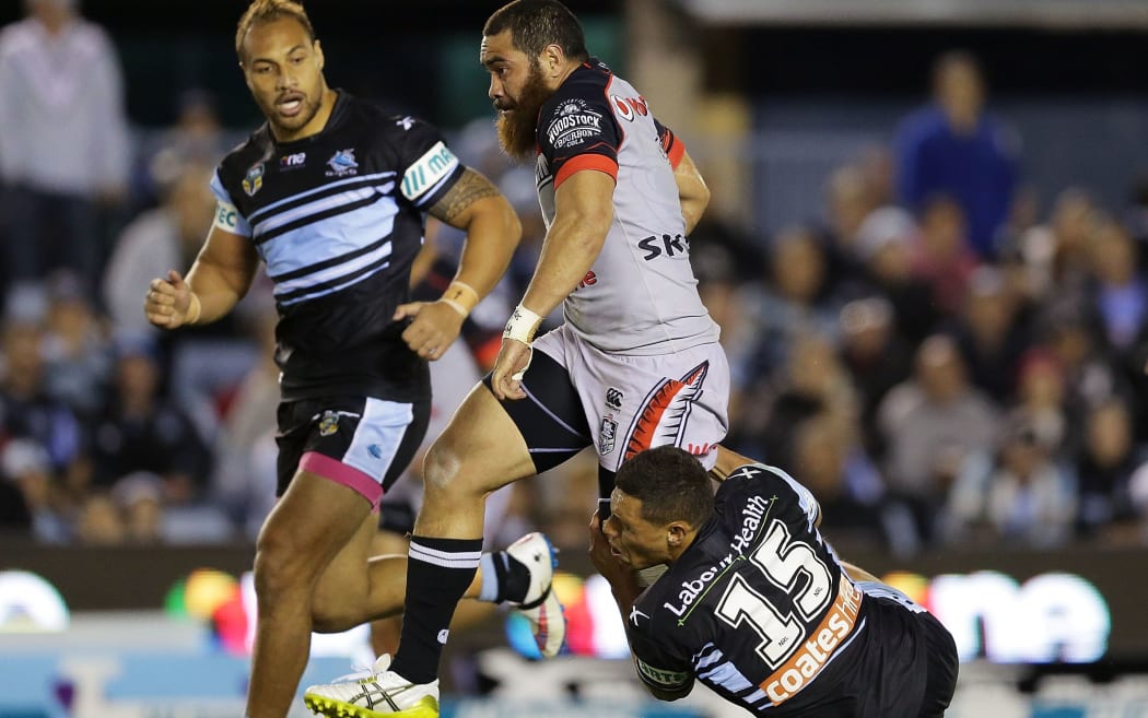 Warriors centre Konrad Hurrell breaks free of Cronulla's Anthony Tupou's tackle.
Tupou was left with a broken jaw.