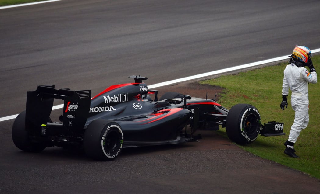 Fernando Alonso ditches his McLaren, Brazil 2015.