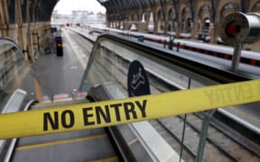 A "No Entry" belt barrier blocks access to a platform at King's Cross railway station in London on July 27, 2022 as fresh railway strikes hit the country. - Around 40,000 British railway workers staged a walkout, a month after the largest strike in 30 years as the UK battles its worst cost-of-living crisis in decades. (Photo by CARLOS JASSO / AFP)