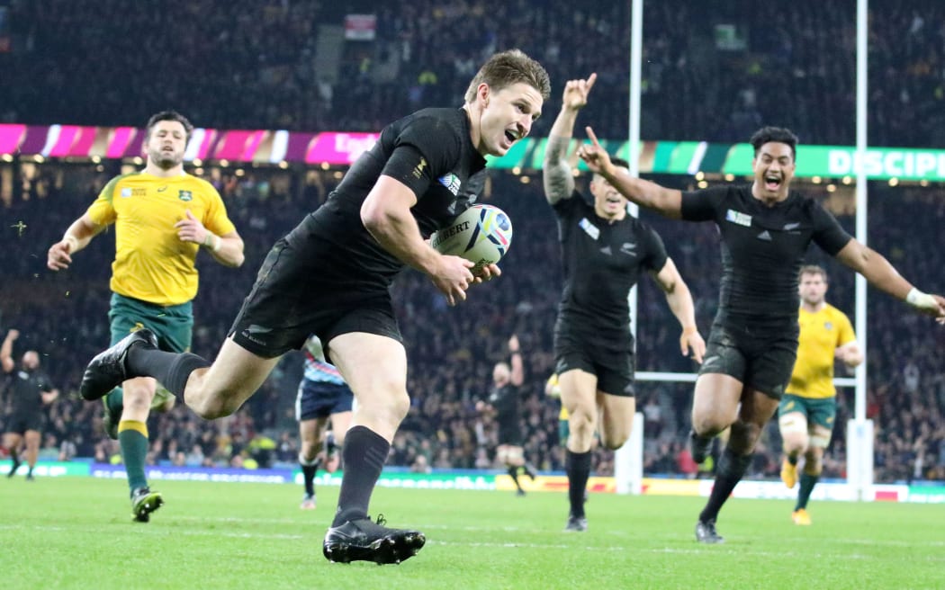 Beauden Barrett scores the match winning try RWC2015 final.