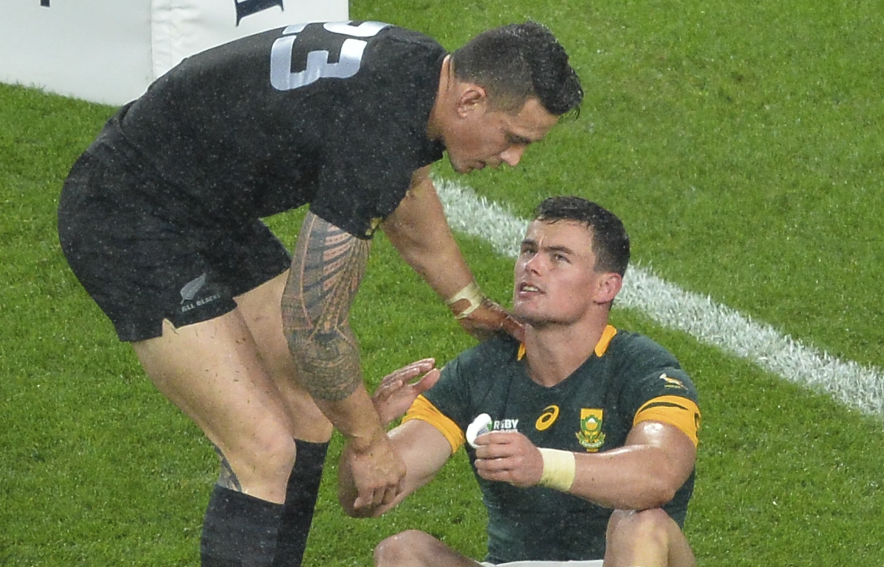 All Black's centre Sonny Bill Williams shakes hands with South Africa's Jesse Kriel.