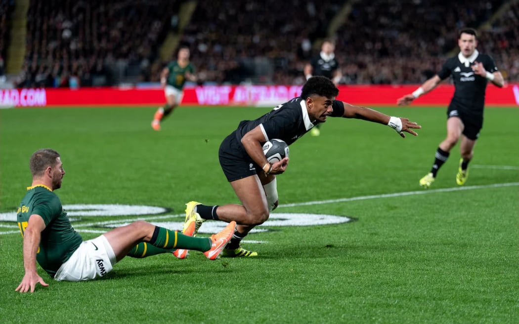 Emoni Narawa sets off to score against the Springboks.