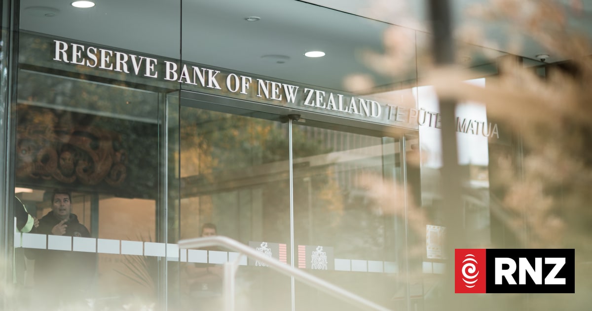 Reserve Bank kept interest rates low too long, Covid-19 review finds