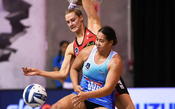 Tactix defender Jane Watson and 
Stars midcourter Peta Toeava battle for possession.