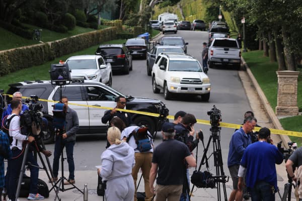 Police and members of the media gather outside the home of US producer and musician Sean "Diddy" Combs in Los Angeles on March 25, 2024.