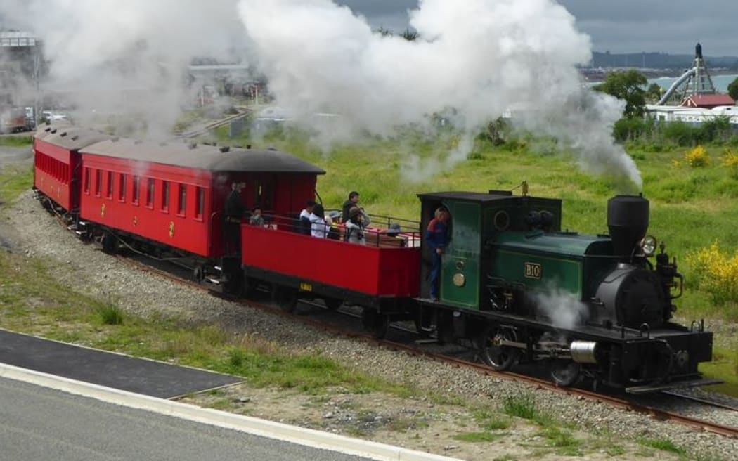The volunteer-run Oamaru Steam and Rail Restoration Society has operated vintage trains around Oamaru's Victorian precinct and the harbour since the 1980s.
