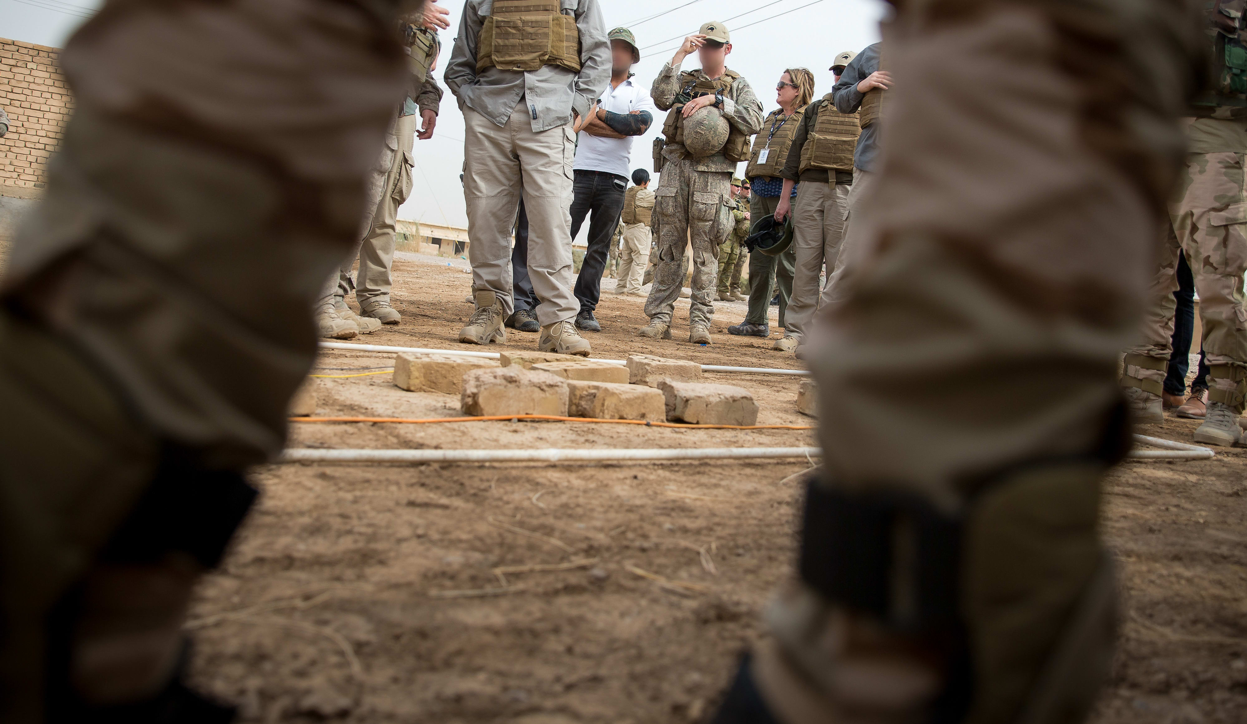 John Key talks with Iraqi troops and New Zealand trainers.
