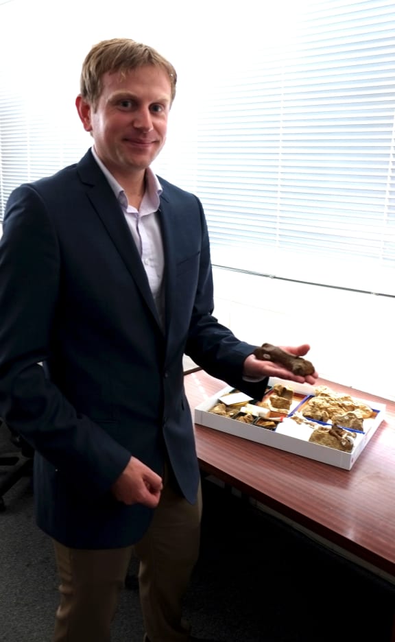 Dr Daniel Thomas with  the fossil.