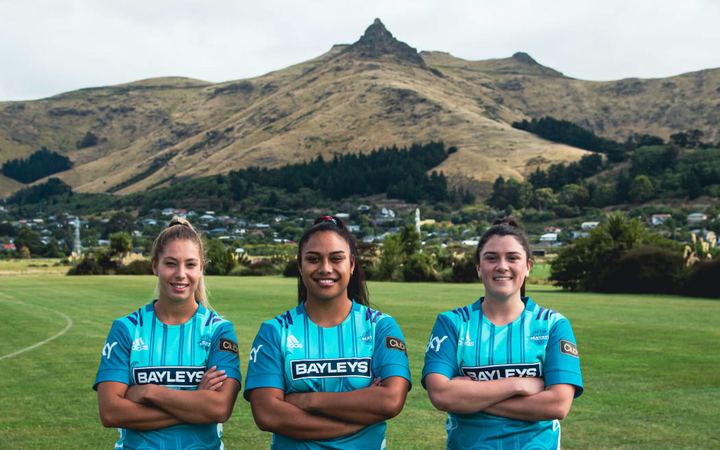 Matatū players Amy du Plessis (left), Martha Mataele (centre), and Tayla Simpson (right) wearing the inaugural jersey.