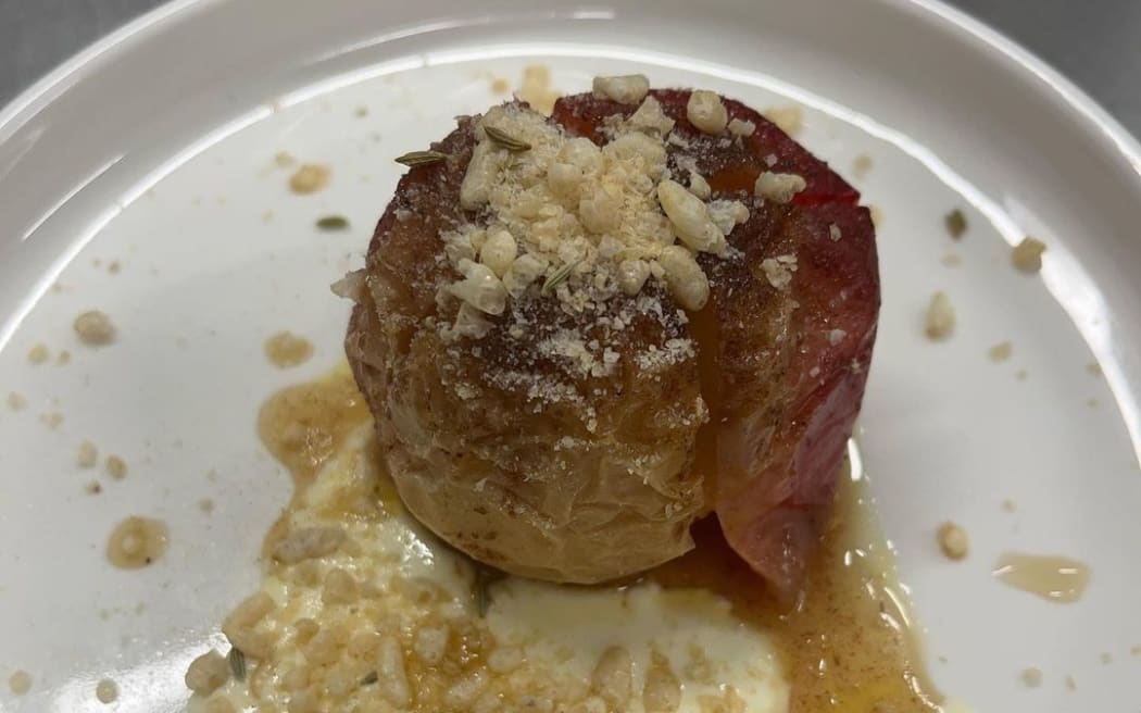Baked apples with cardamom syrup - by chef Maxime Gnojczak