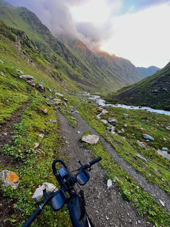 El ciclista neozelandés Joe Nation en la Silk Road Mountain Race.