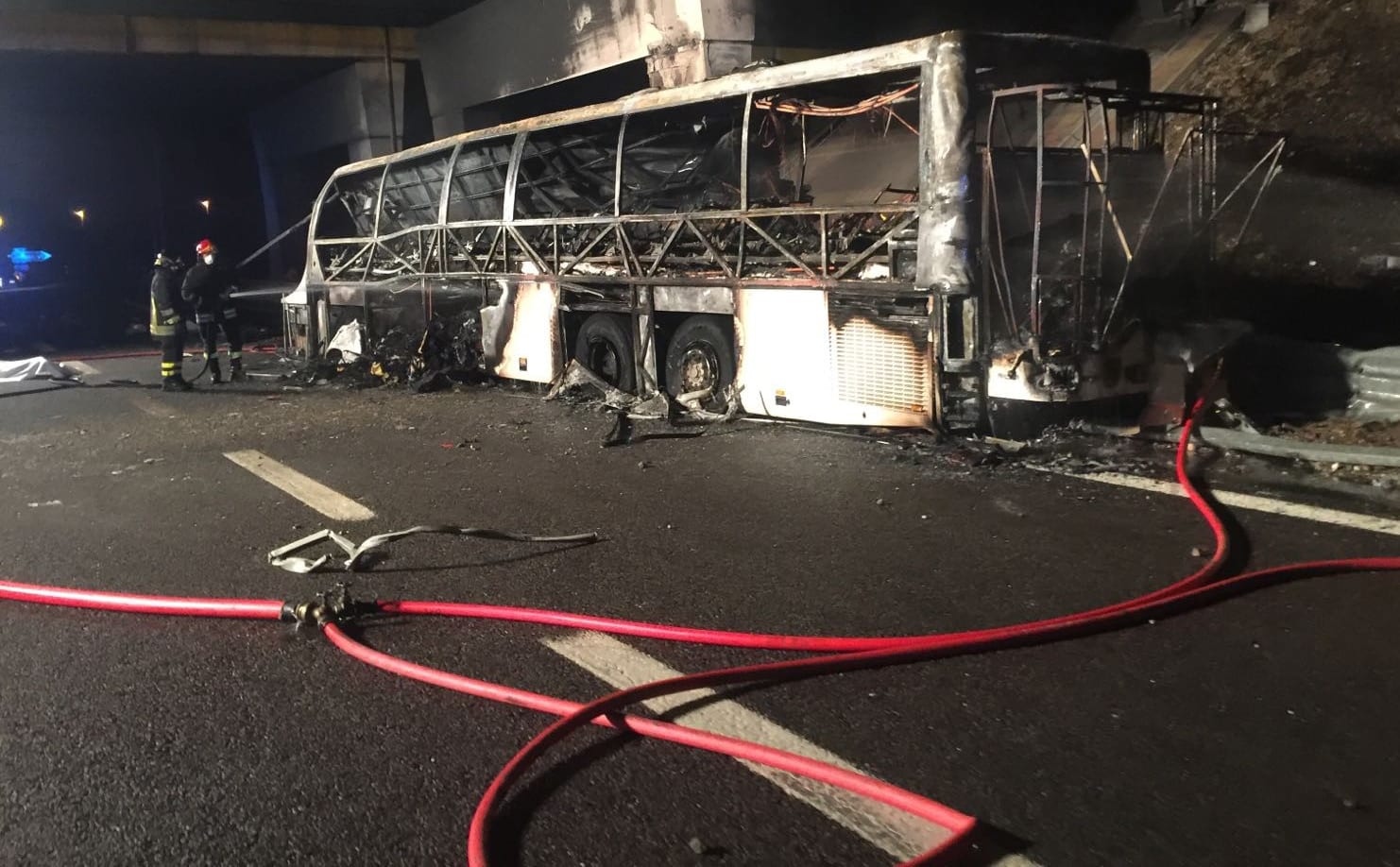 The bus that was carrying Hungarian students home to Budapest from a school trip from France caught fire after an accident on 'Verona Est' highway.