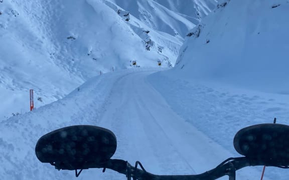 A heavy fall of snow on the Crown Range Road, connecting Queenstown and Wanaka, on Monday. The road remains closed between the Eastburn Gates and Cardrona