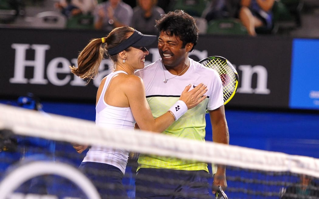 Martina Hingis and Leander Paes win 2015 Australian Open mixed doubles title.