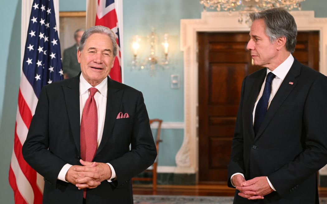 وزير الخارجية الأمريكي أنتوني بلينكن يلتقي بوزير الخارجية النيوزيلندي وينستون بيترز في غرفة المعاهدات بوزارة الخارجية في واشنطن العاصمة، 11 أبريل 2024.