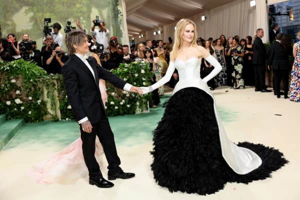 NEW YORK, NEW YORK - MAY 06: (L-R) Keith Urban and Nicole Kidman attend The 2024 Met Gala Celebrating "Sleeping Beauties: Reawakening Fashion" at The Metropolitan Museum of Art on May 06, 2024 in New York City.   Dimitrios Kambouris/Getty Images for The Met Museum/Vogue/AFP (Photo by Dimitrios Kambouris / GETTY IMAGES NORTH AMERICA / Getty Images via AFP)