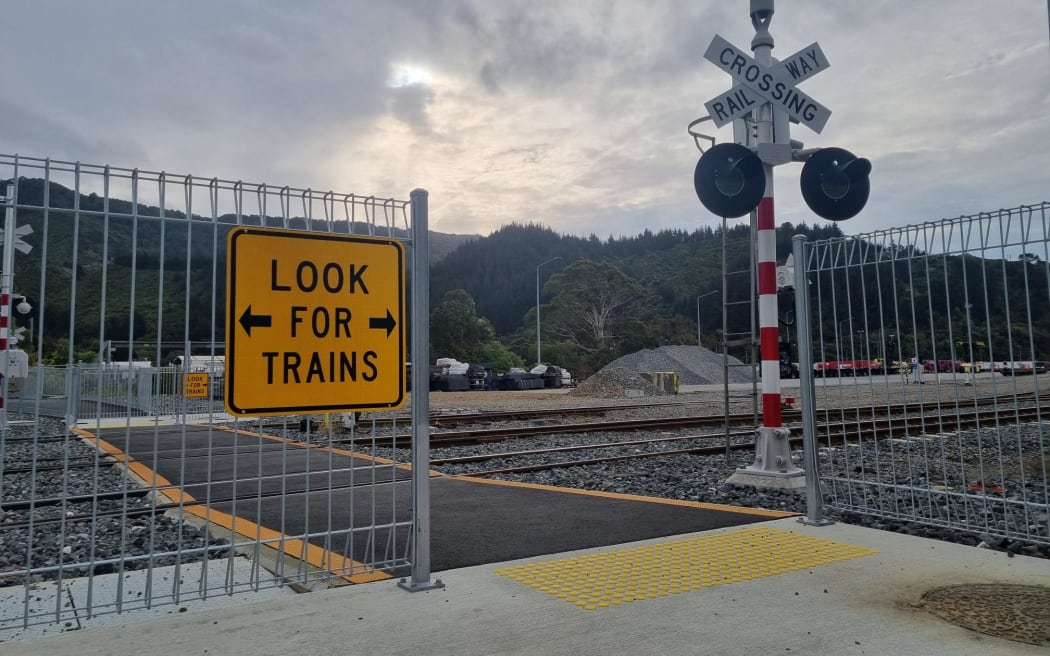 A level crossing was re-instated in Dublin St, after the planned overbridge did not go ahead when the previous ferry project was cancelled.