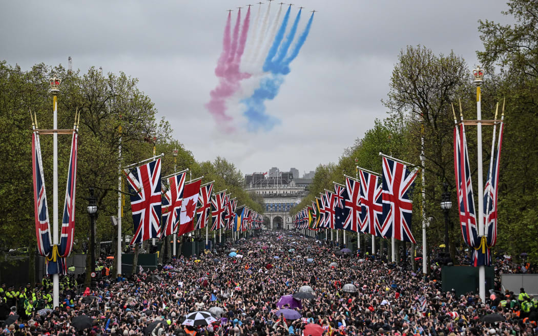 The British Royal Air Force's (RAF) aerobatic team, the "Red Arrows", perform a fly-past over The Mall in central London on May 6, 2023, after the coronations of Britain's King Charles III and Britain's Queen Camilla. - The set-piece coronation is the first in Britain in 70 years, and only the second in history to be televised. Charles will be the 40th reigning monarch to be crowned at the central London church since King William I in 1066. (Photo by Marco BERTORELLO / AFP)