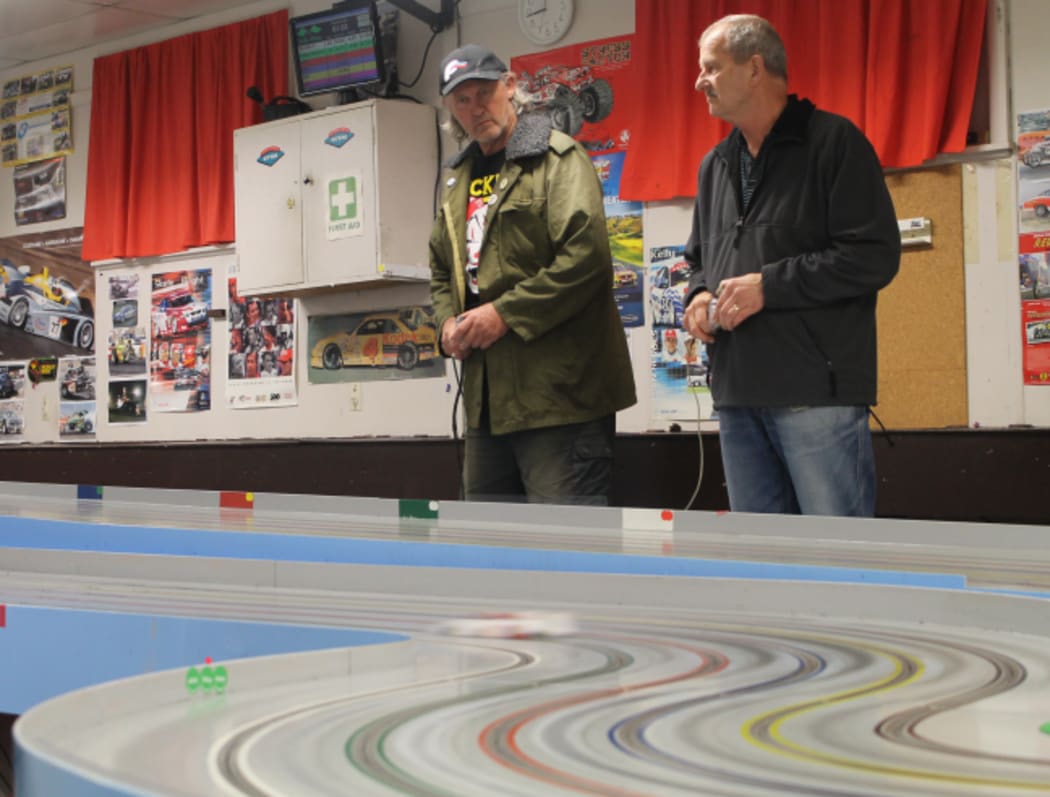 An image of club members Rob Jackson and John Carruthers competing against each other.