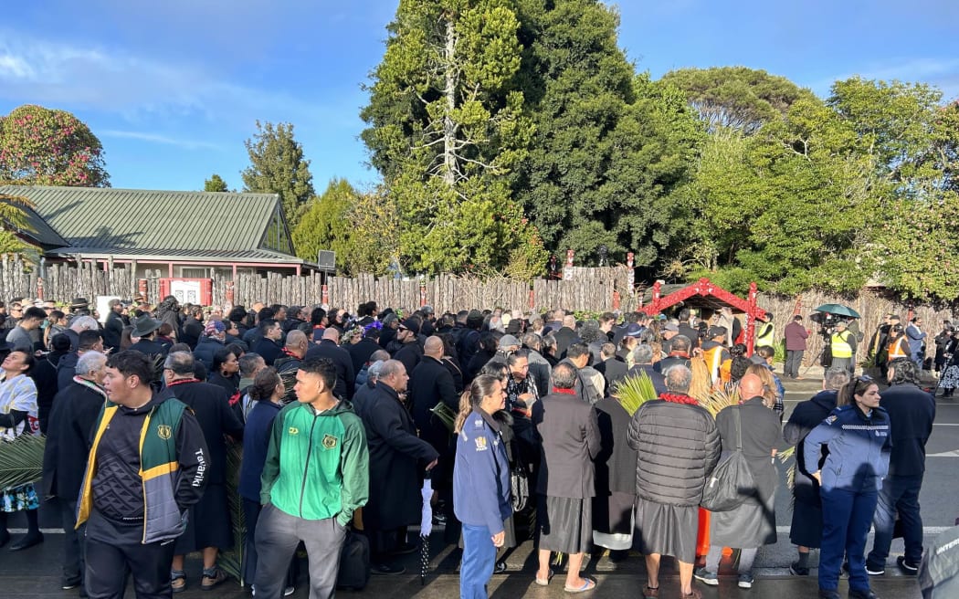 Crowds arriving at Tuurangawaewae Marae on 4 September 2024 to pay their respects to Kiingi Tuheitia.