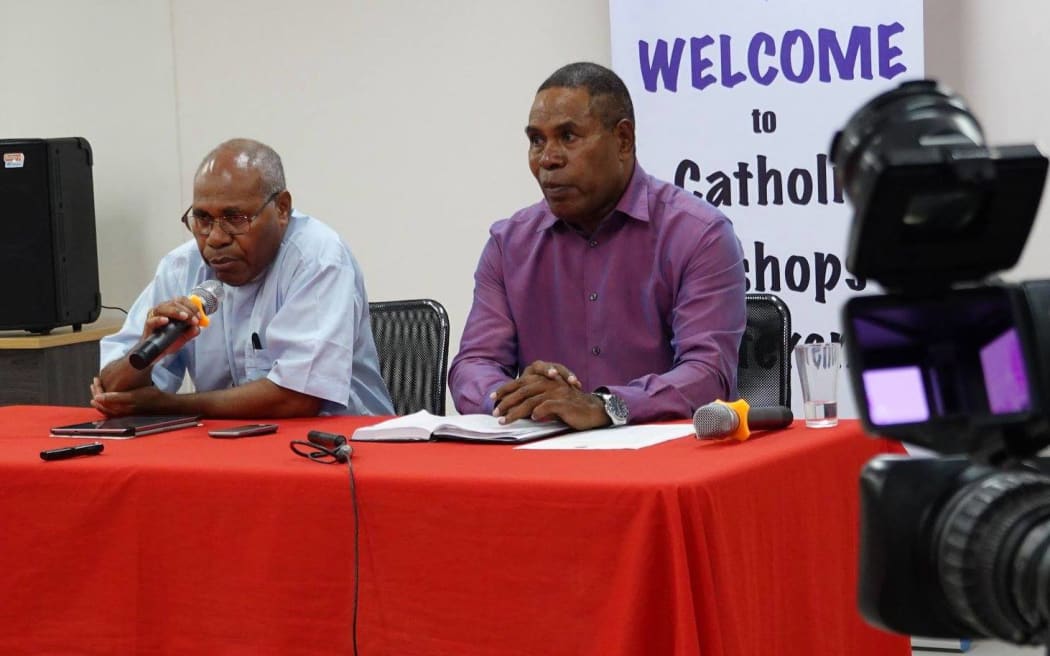 Bishop Rochus Tatamai (L)