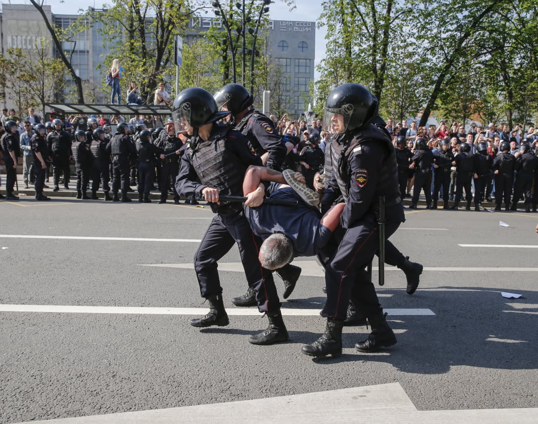 Russian police officers detain a protester during an unauthorized anti-Putin rally called by opposition leader Alexei Navalny on May 5, 2018 in Moscow, two days ahead of Vladimir Putin's inauguration for a fourth Kremlin term.
 / AFP PHOTO / Maxim ZMEYEV