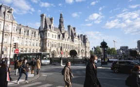 Monday, May 11, 2020, the first day of the deconfinement in Paris. In front of the BHV store, rue de Rivoli, the activity resumed. The crowd is back on its feet.
