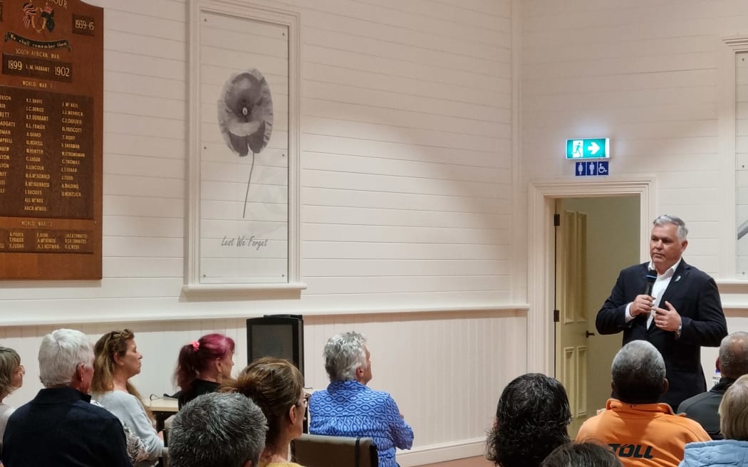 National Party police spokesperson Mark Mitchell talks to Coromandel residents on 21 September 2023.