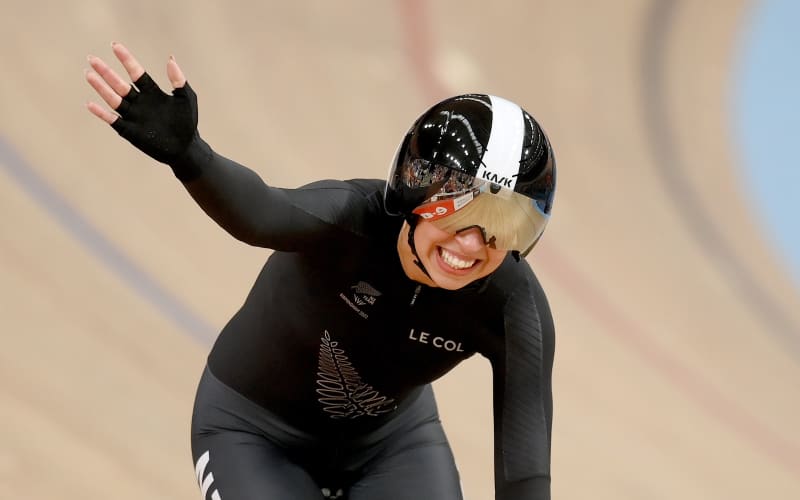 New Zealand cyclist Bryony Botha wins gold in the individual pursuit at the Birmingham Commonwealth Games