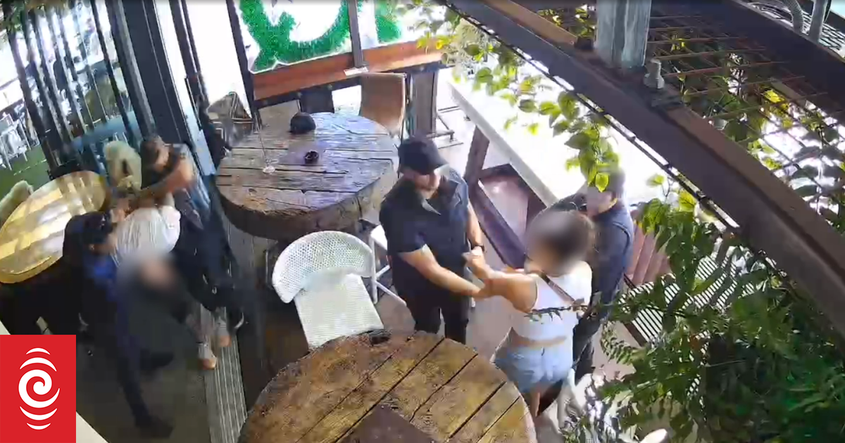 Watch: Police swarm Auckland bar to arrest pair in relation to kidnapping - Vimarsana News