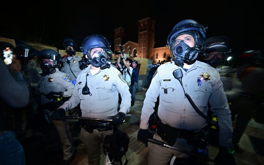 US Police officers stand guard after clashes erupted on the campus of the University of California Los Angeles (UCLA), in Los Angeles on May 1, 2024. Clashes broke out on May 1, 2024 around pro-Palestinian demonstrations at the University of California, Los Angeles, as universities around the United States struggle to contain similar protests on dozens of campuses. (Photo by Frederic J. Brown / AFP)