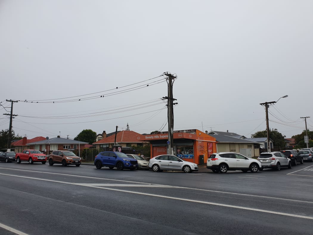 Queues form outside Papatoetoe High School for Covid-19 testing on 15 January, 2021.