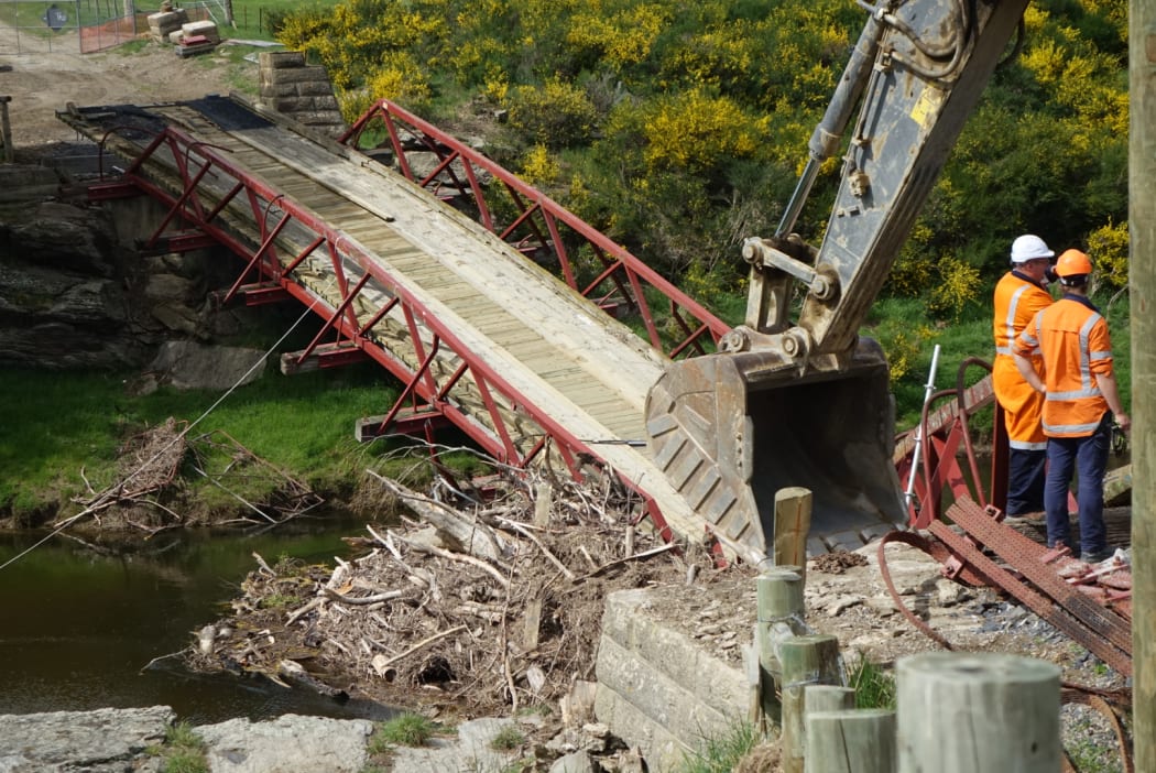 Engineers begin removing the Sutton Bridge.