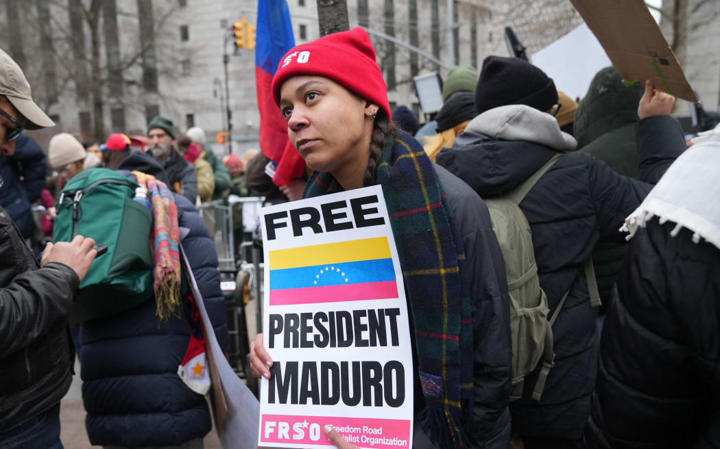 Demonstrators gather in support of ousted Venezuelan president Nicolas Maduro outside the Daniel Patrick Moynihan United States Courthouse as Maduro awaits his arraignment hearing on January 5, 2026 in New York. Leftist strongman Nicolas Maduro, 63, faces narcotrafficking charges along with his wife, who was also seized and taken out of Caracas in the shock US assault on January 3, which involved commandos, bombing by jet planes, and a massive naval force off Venezuela's coast. (Photo by Bryan R. SMITH / AFP)