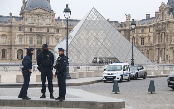 Three police officers in front of the Louvre Museum, tasked with monitoring the security perimeter established after the burglary of Napoleon's jewels at the museum, which had to be closed in Paris on October 19, 2025.
Trois policiers devant le Musee du Louvre charges de surveiller le perimetre de securite etabli apres le cambriolage de bijoux de Napoleon survenu au musee qui  du etre ferme a Paris le 19 octobre 2025. (Photo by Quentin de Groeve / Hans Lucas via AFP)