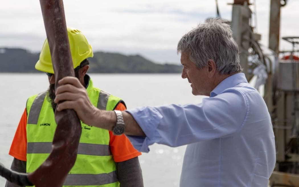 Agriculture Minister Damien O'Connor talks to a Wakame Fresh employee.