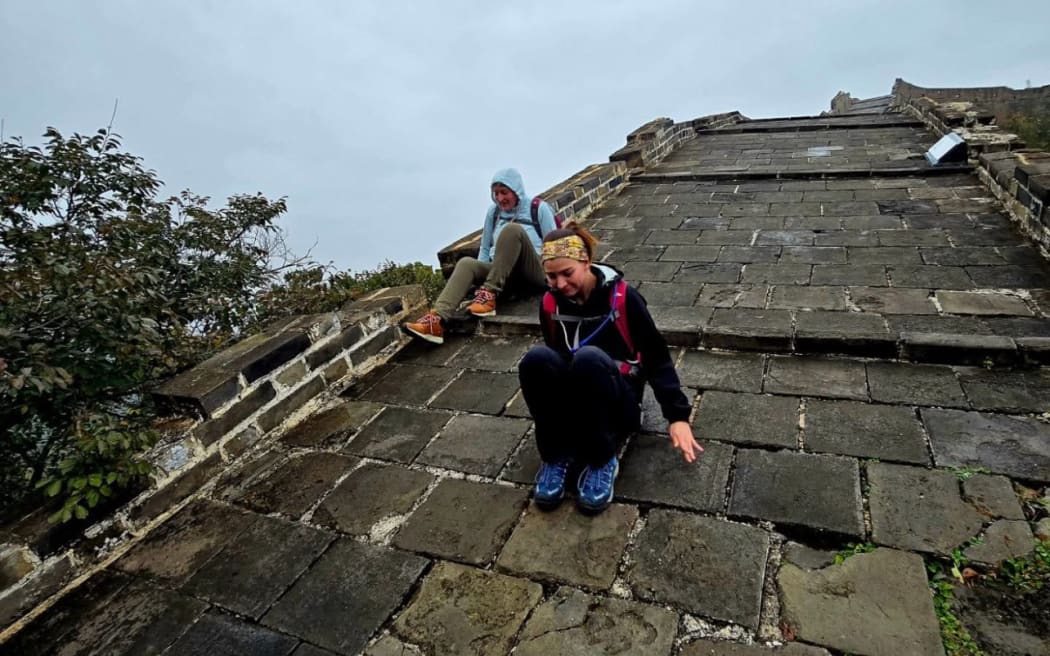 Janjse Strydom shimmying down the Great Wall of China.