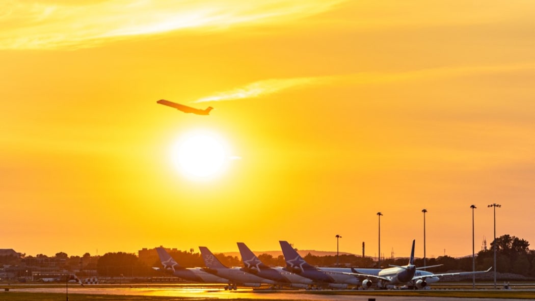 An airplane takes off at sunset. September 6, 2020, Montreal, Canada.
Un avion decolle au coucher du soleil. 6 septembre 2020, Montreal, Canada.
