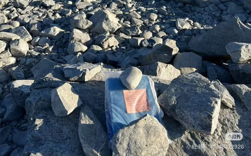 Handong Zi’s lost diary was kept in a bag beneath a rock, waiting for travelers to stumble upon it.