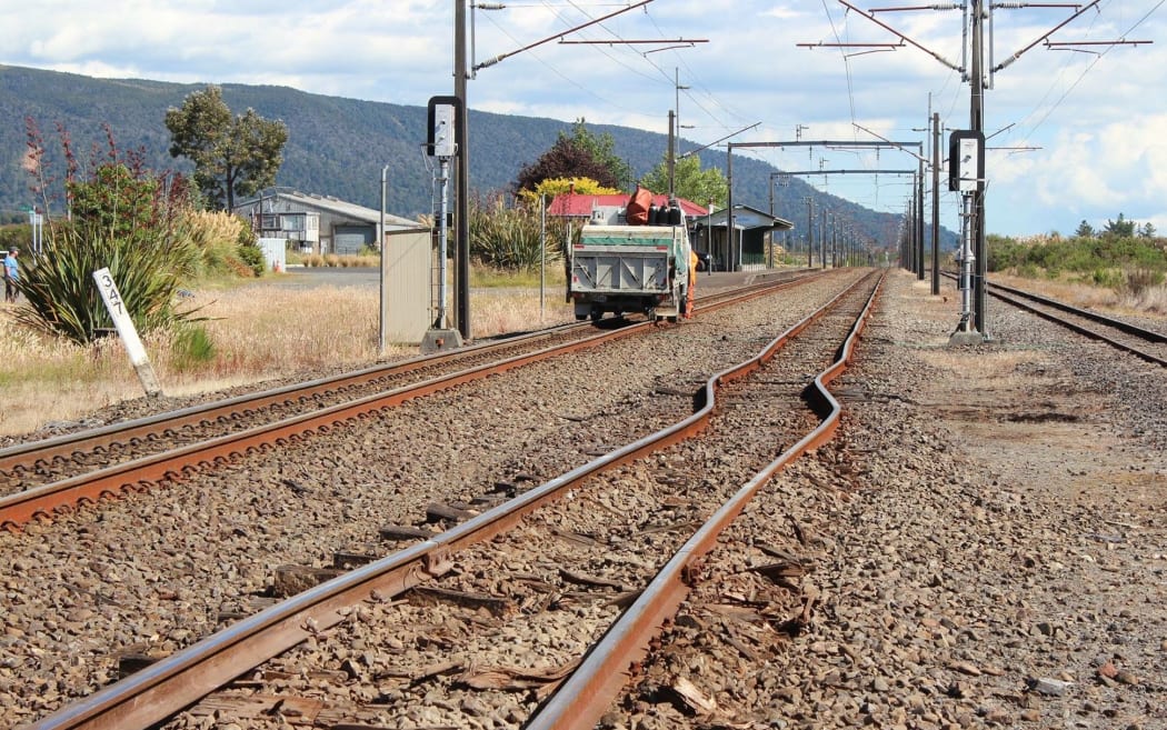 Heat-buckled train tracks just north of National Park.